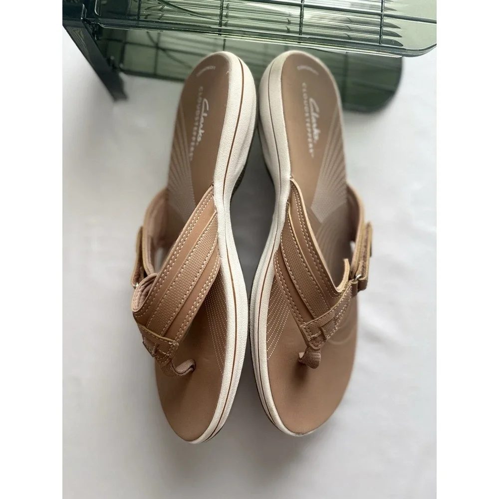 Clarks Cloudsteppers In A Size 6.5 Women's Slide with Adjustable Strap Tan Beige